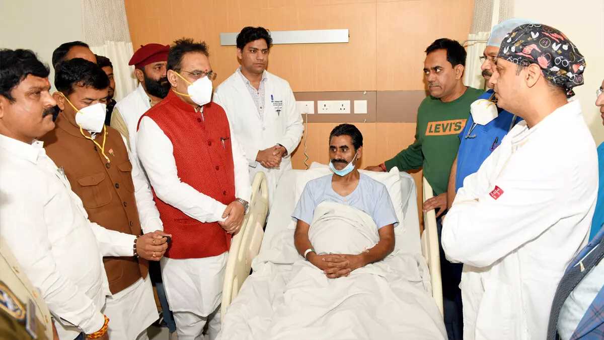 राजस्थान सीएम ने बैंक डकैती को नाकाम करने वाले कैशियर से अस्पताल में मुलाकात की